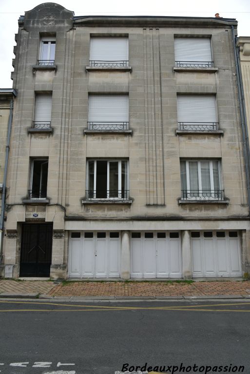 Immeuble de 3 étages avec une travée  à gauche bien mise en valeur par un rainurage et un fronton en chapeau de gendarme.