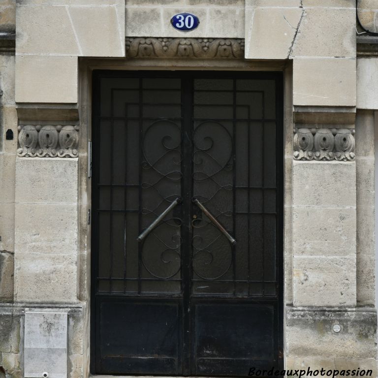 Encadrement massif de la porte Art Déco.