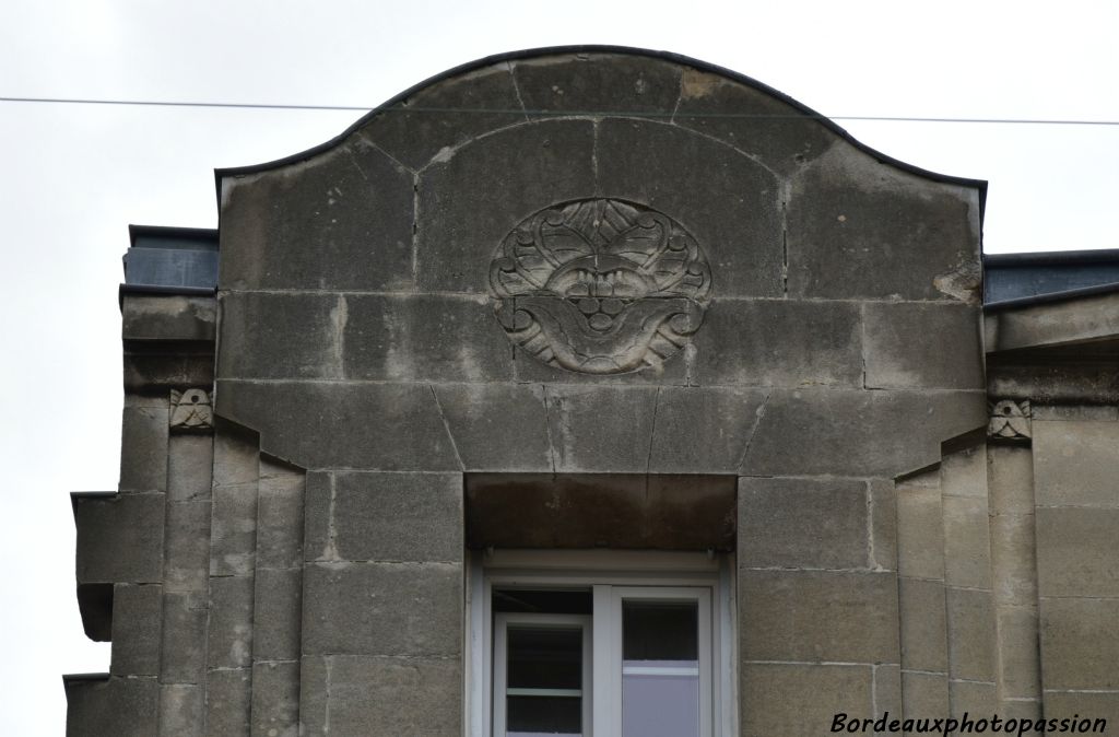 Fronton orné.