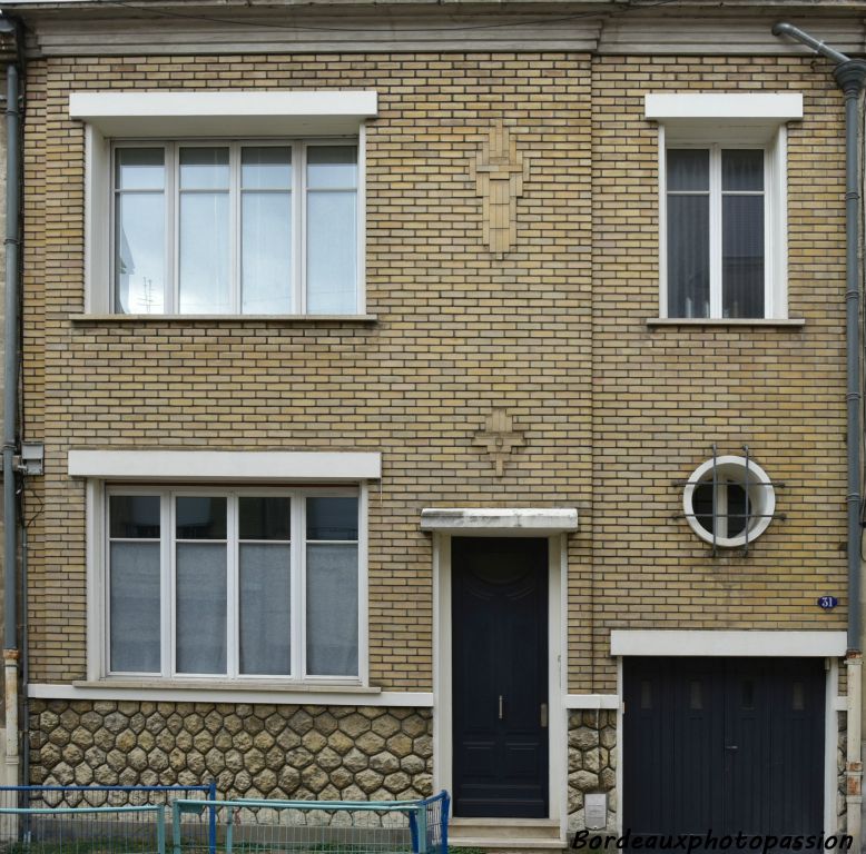 Sous-bassement en moellons. L'immeuble est construit en briquette ce qui est plutôt rare à Bordeaux mais très utilisée en Europe du Nord.