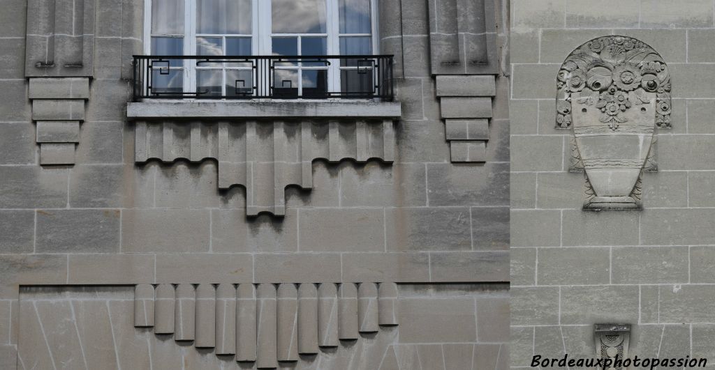 Décor en bâtonnets très stylisés. Panneau décoratif fait d'un vase   débordant de fleurs.