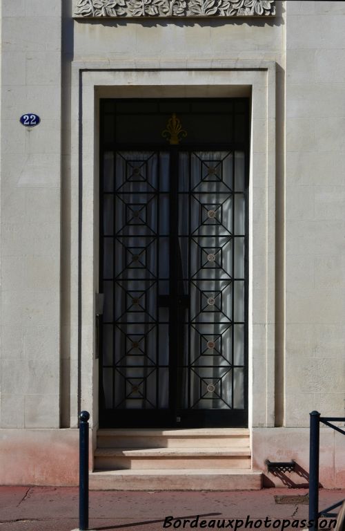 Très belle porte.