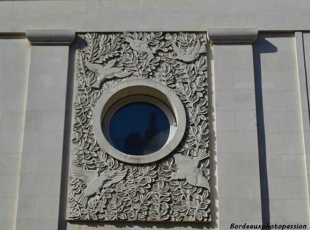 L'œil de bœuf est  au centre d'une énorme sculpture où des oiseaux sont pris comme sujet de décoration ce qui est plutôt rare.