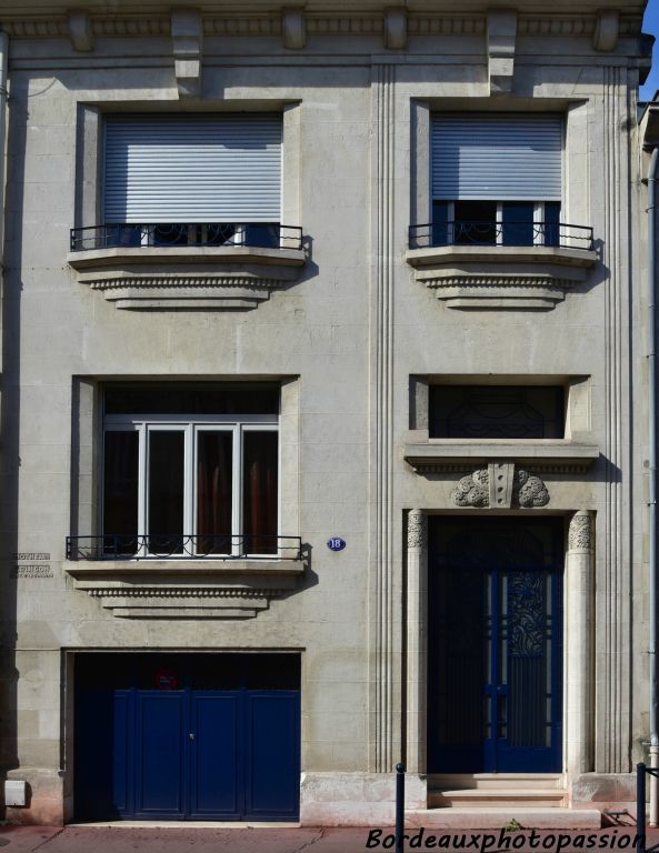 Deux pilastres rainurés mettent en valeur la travée de droite.