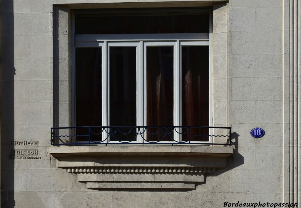 Fenêtre avec corbeille très géométrisée.