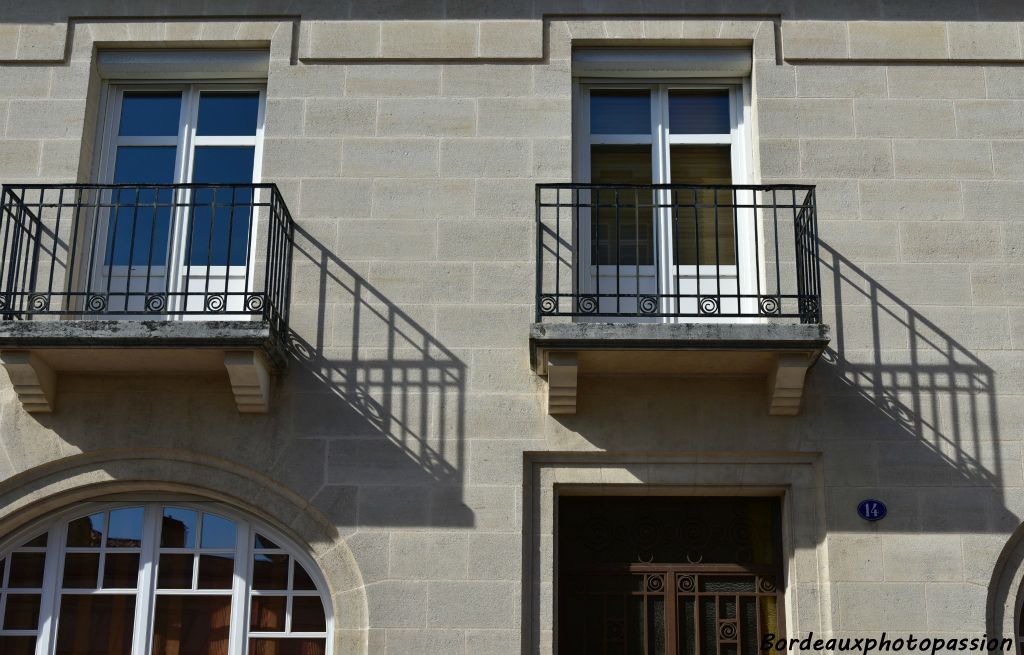 Deux balcons qui accrochent la lumière.