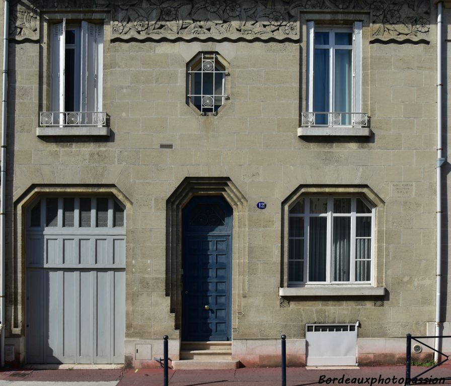 Maison avec de nombreuses ouvertures surlignées. Les deux fenêtres du 1er étage ne sont pas à pans coupés.