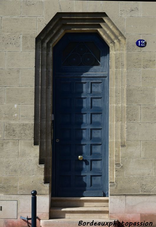 Encadrement en dégradé pour cette porte en bois.