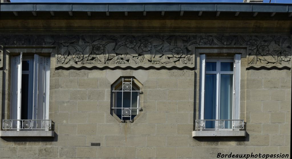 Une large frise en méplat comme décoration.