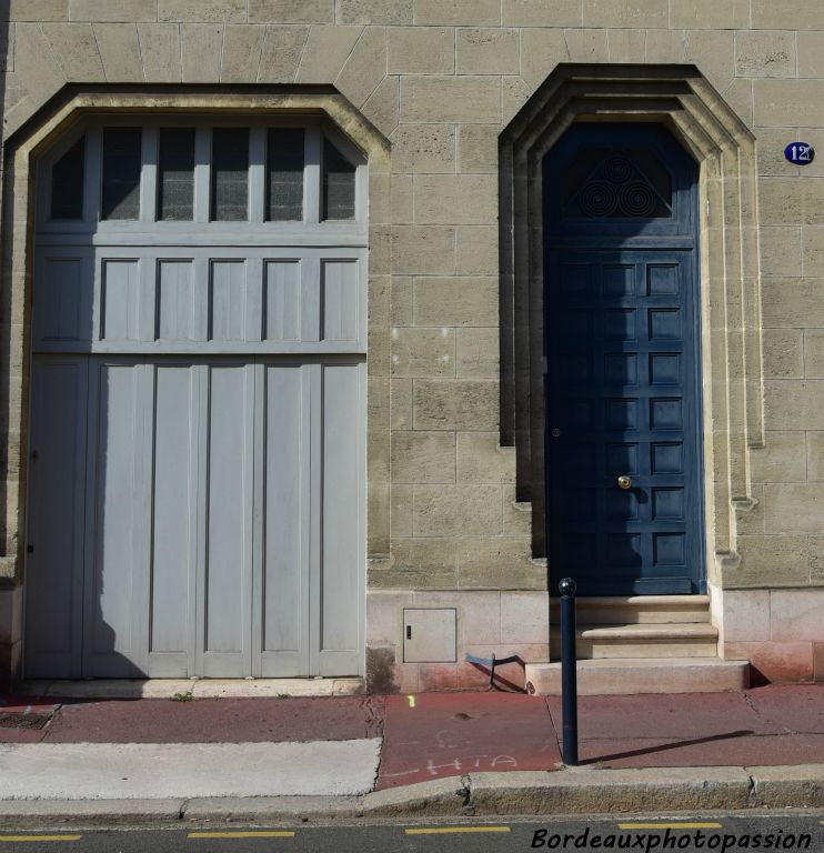 Porte de garage très haute.