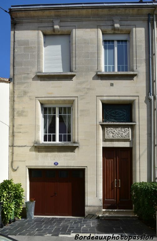 Chacune se différencie par une décoration sculptée.