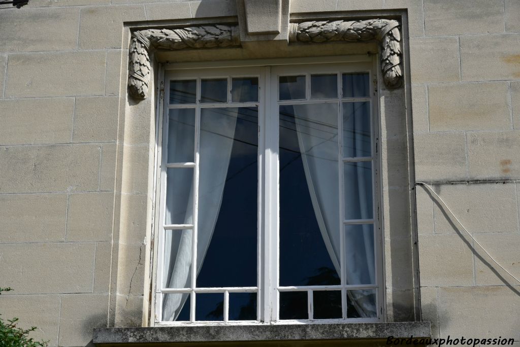 Large ouverture pour laisser rentrer la lumière mais décoration saillante.