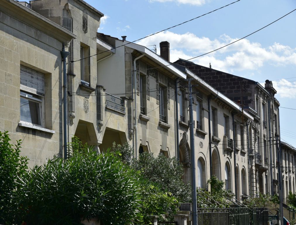 Dans une rue reliant la rue du Bocage à l'avenue Charles De Gaulle, sur l'emplacement des usines A. Douilhet, fabricant d'obus pendant la 1ère guerre, fut construit un lotissement à l'entre-deux-guerres.