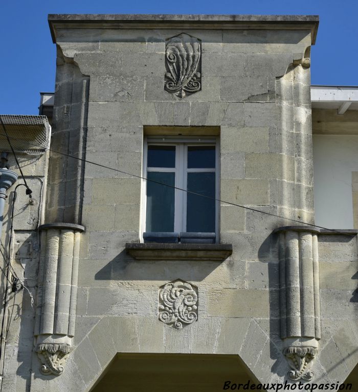 Si les plans intérieurs sont presque identiques, les propriétaires voulaient se démarquer par une façade différente de celle du voisin.