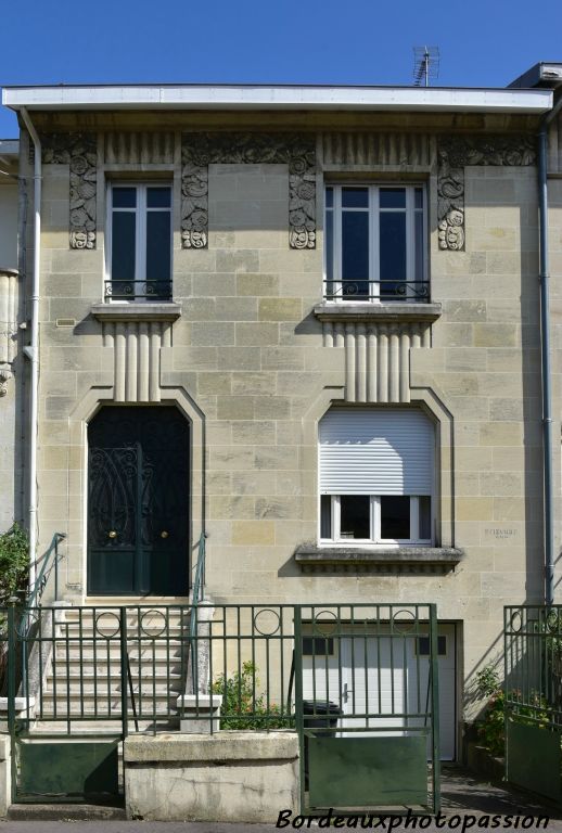 Devant chaque maison, un jardinet et une entrée pour le garage en rez-de-chaussée plus bas que la rue.