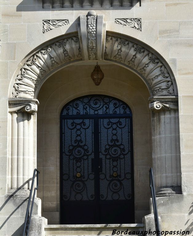 Ce sont de larges baies  décorées ici avec même des colonnes en gagées. La porte en ferronnerie a deux battants.