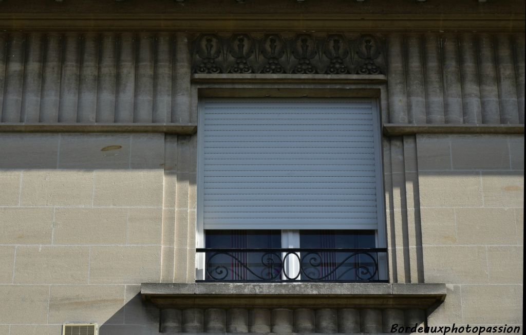 Ouvertures bien mises en évidence par une décoration à la fois géométrique et florale.