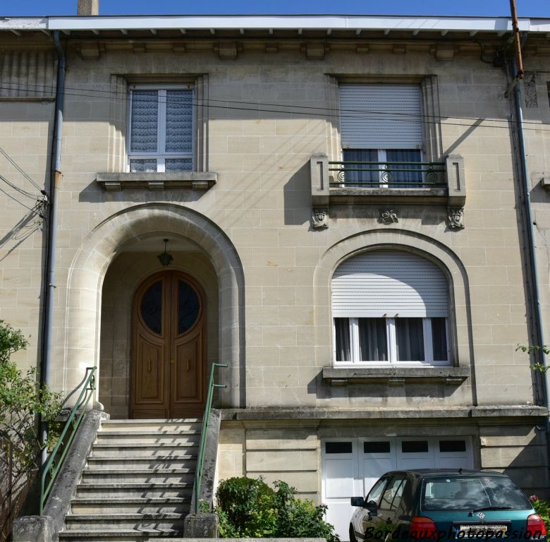 On accède à ces maisons souvent par un escalier droit amenant à un porche. La porte d'entrée est relativement grande.