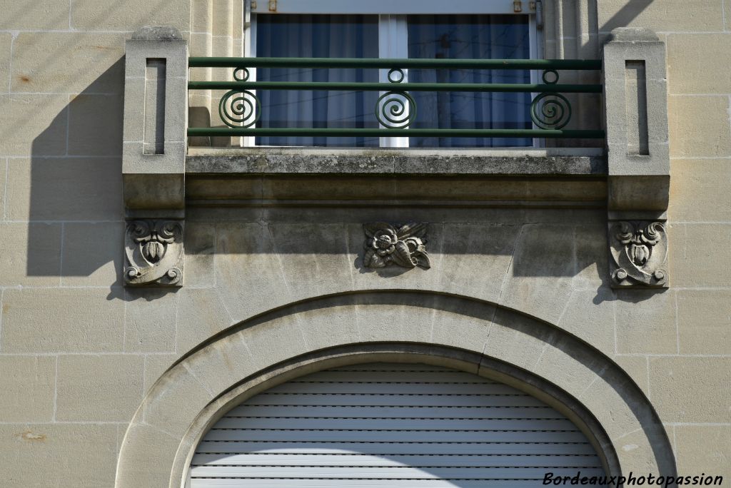 Le garde-corps utilise la volute de l'Art Déco et la barre du style paquebot.