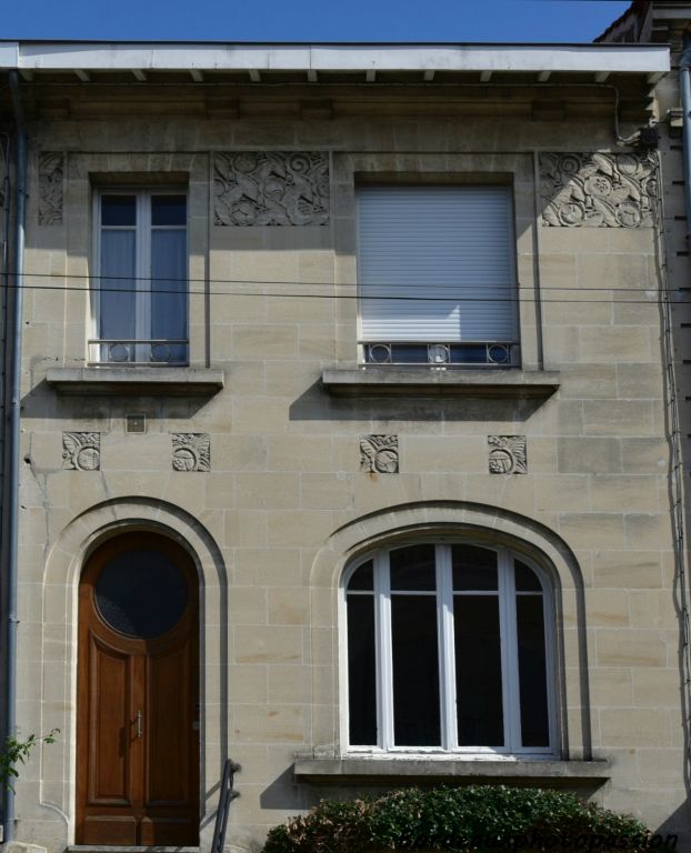 Beaucoup de ces maisons ont un léger avant-toit. 