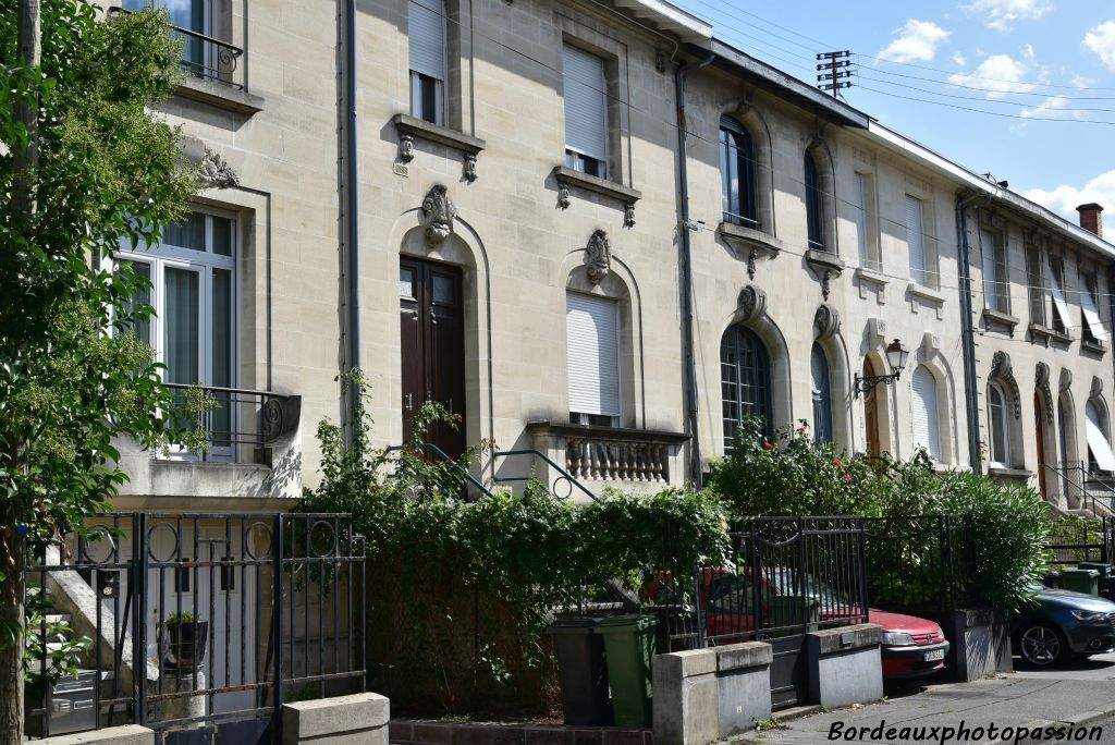 Au rez-de-jardin, toutes les baies ont une clé d'arc décorée marquant ainsi une certaine unité.