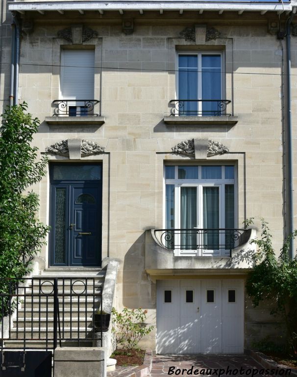 Au bout de l'escalier une large porte mais avec deux impostes pour un seul battant.