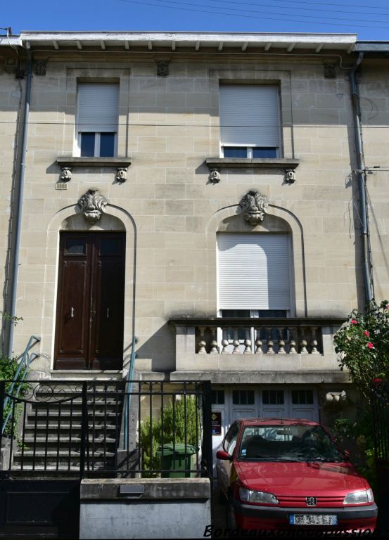 Sculptures saillantes et balcon avec balustrade, un propriétaire qui ne veut pas entrer dans la modernité prisée dans l'entre-deux-guerres.