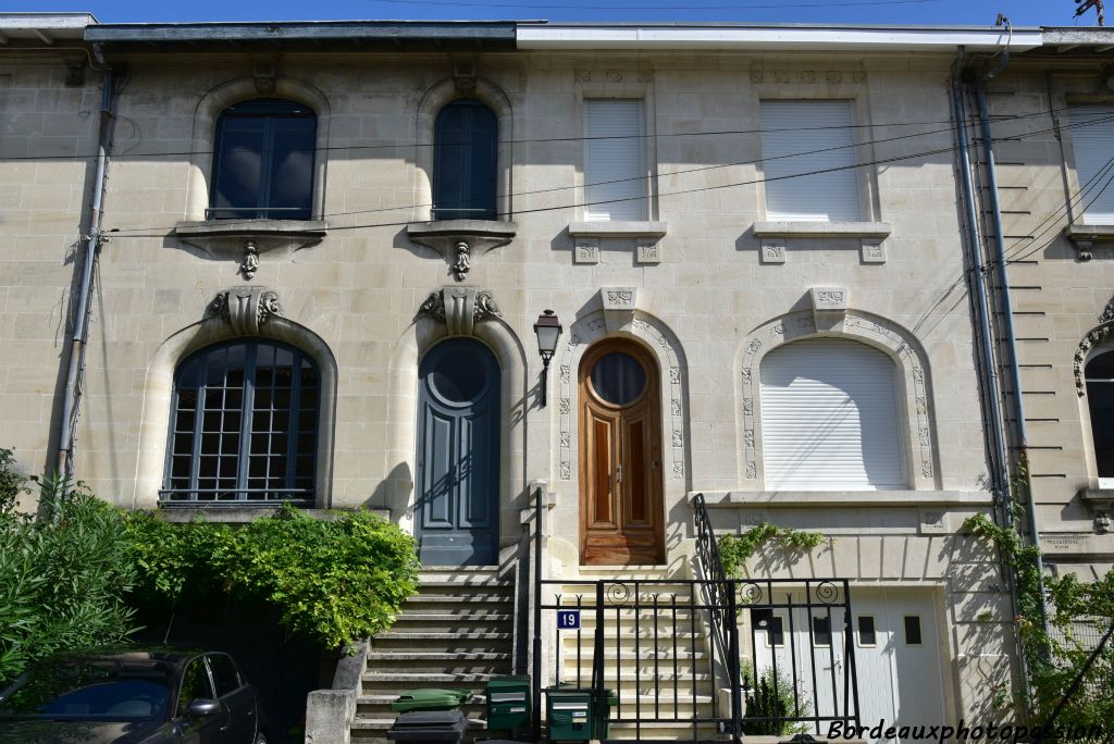 Deux maisons mitoyennes avec symétrie en miroir se différencient par leur décoration. Celle de gauche joue dans le registre plus classique et à droite dans l'Art Déco.