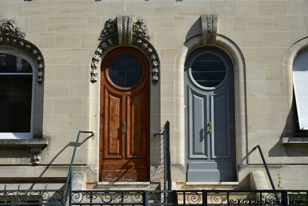 Chambranle concave et décoré à gauche, convexe et lisse à droite.