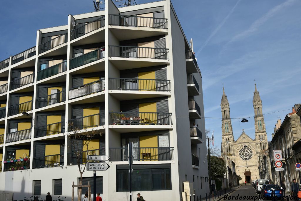 La rue Roger-Mirassou, du nom du cheminot résistant torturé sous l'Occupation, se trouve dans le prolongement de la rue Bouchou face à l'église du Sacré-Chœur.