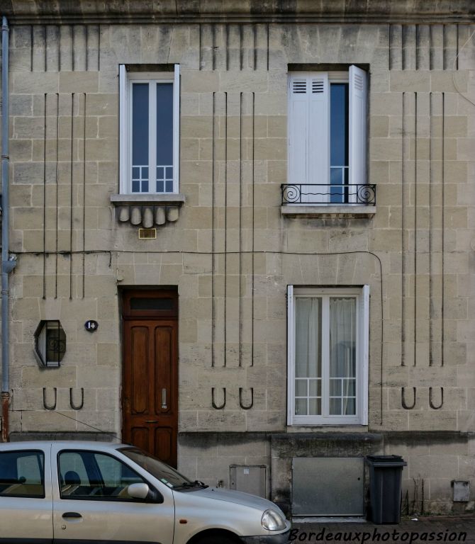 Le style Art Déco dans cette rue est relativement sage avec plutôt des formes géométriques comme décoration.