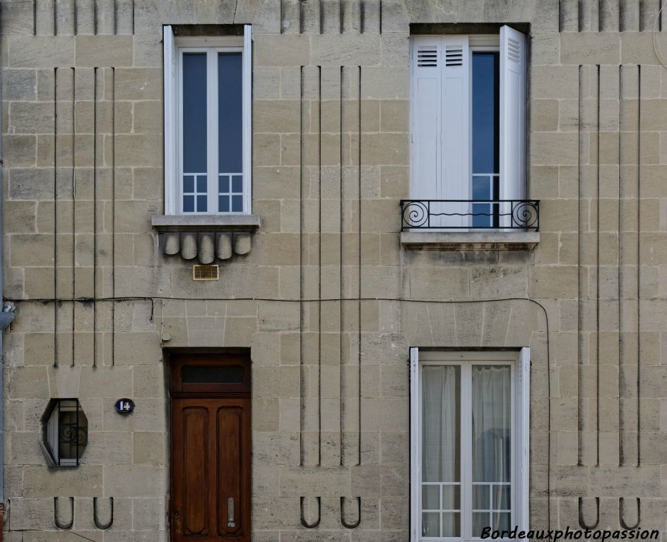 Ici sont esquissés des pilastres qui rythment la façade et l'allonge.