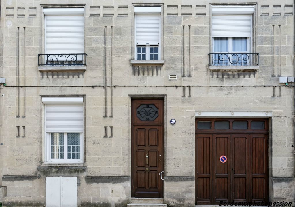 Belle façade sagement décorée de rainures et de canelures de différentes tailles. À noter, la présence d'un garage et d'une cave.