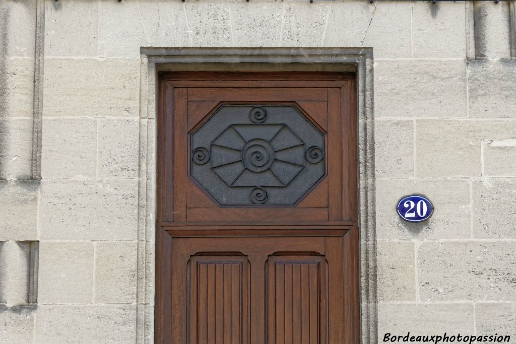 De façon générale, la ferronnerie est très simple dans cette rue, de même pour les huisseries.