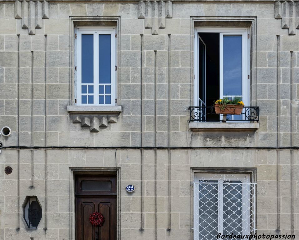 Alternance de reliefs en éventail et de rainurages.