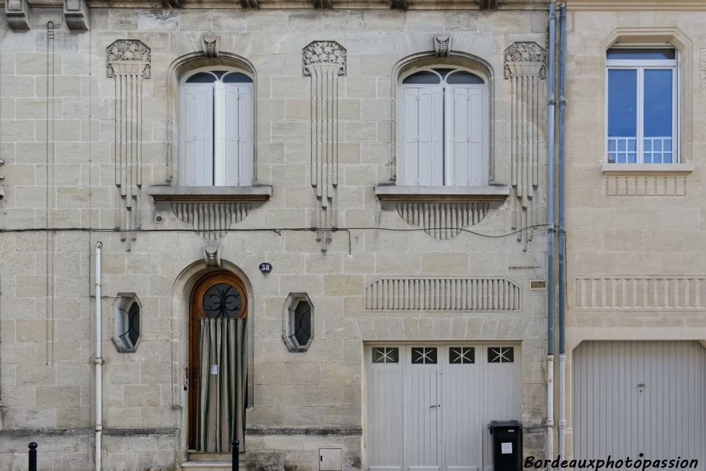 1935 E. Jeanmot entrepreneur Façade originale par sa décoration qui propose une dizaine d'éléments différents.