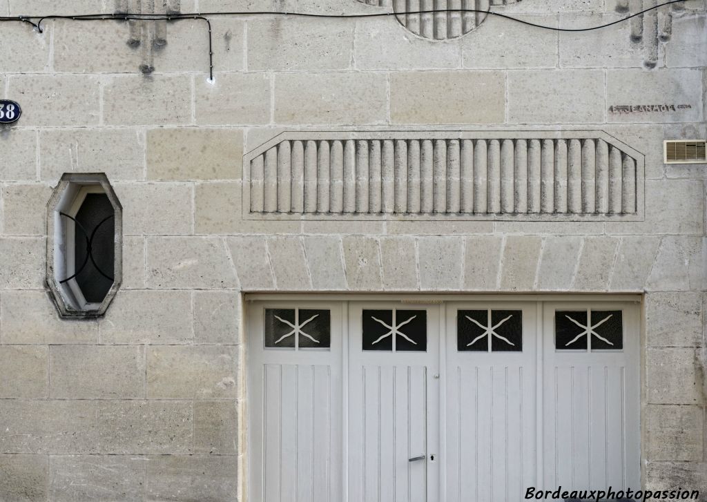 Linteau du garage à pans coupés ainsi que l'œil d ebœuf.