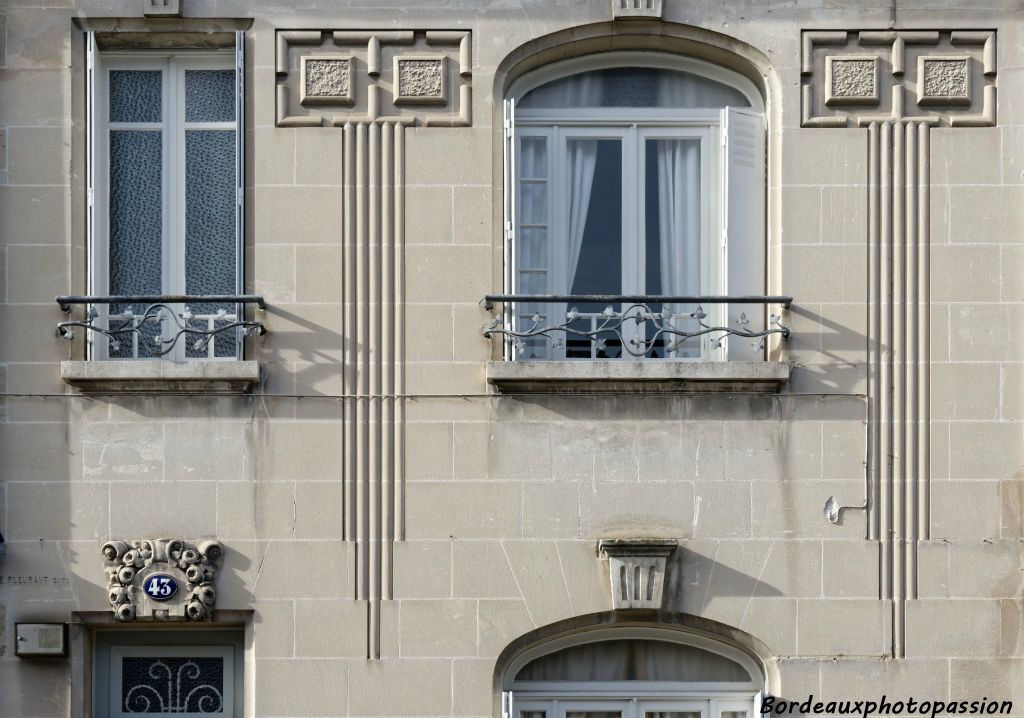 Chaque ouverture est ornée d'une clé de voûte décorative.