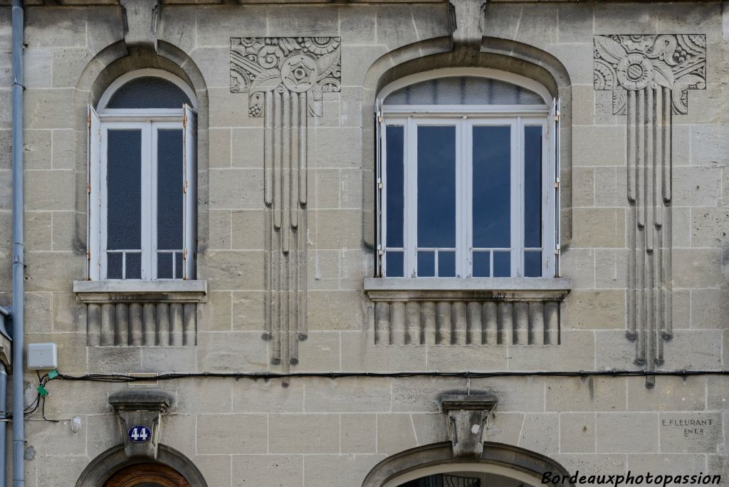 L'originalité vient des deux faisceaux tombant des corbeilles fleuries. Bien présentes et convexes au départ, elles deviennent concaves en fin de parcours comme laissant une trace.