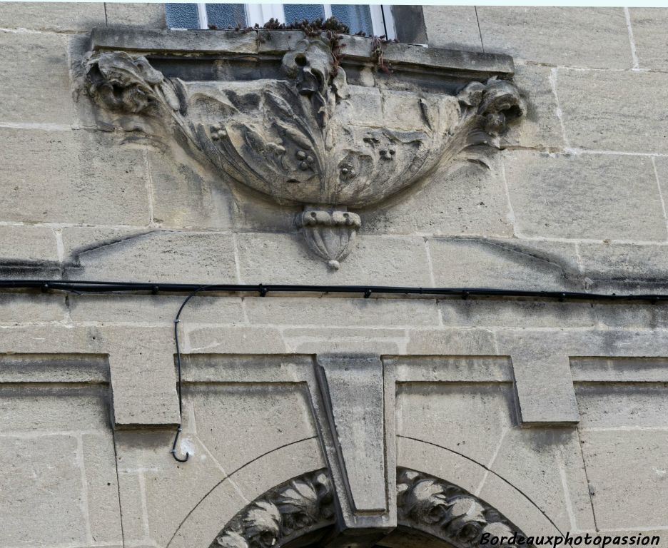 La corbeille de ce balcon, avec ses iris traités de façon réaliste est plutôt de style Art Nouveau !