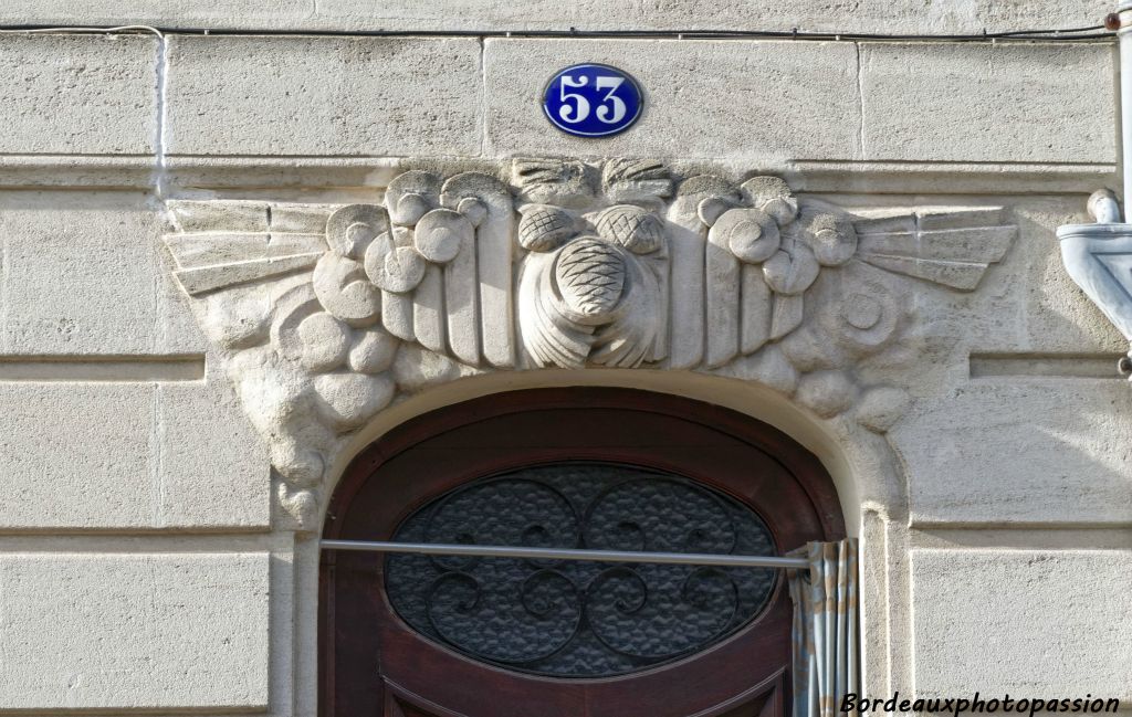 Au-dessus de la porte d'entrée, une sculpture saillante rappelant que les Landes ne sont pas très loin.