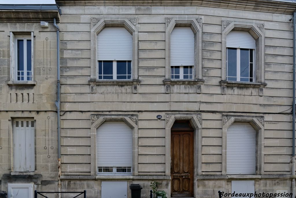 Mélange de style néo-classique avec refends et Art Déco avec  toutes les ouvertures à pans coupés.