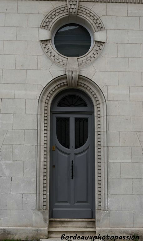 Un chambranle original et la clé de voûte qui rejoint l'œil de bœuf  en un seul élément.