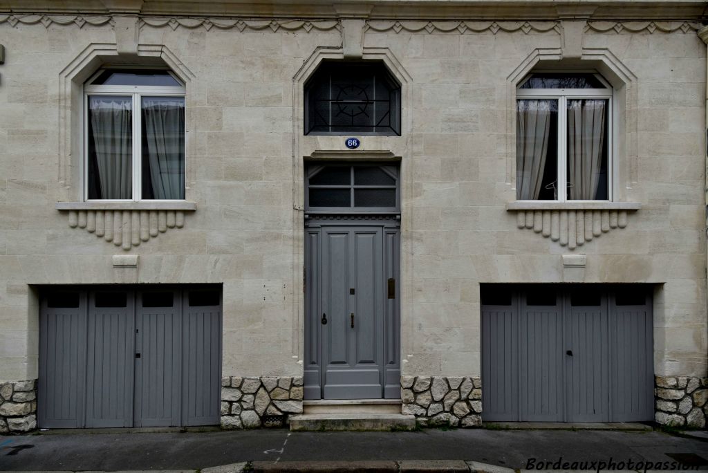 Voisine de la précédente, elle possède aussi deux garages. La décoration est simple et une rareté dans l'Art Déco, la symétrie parfaite de la façade.