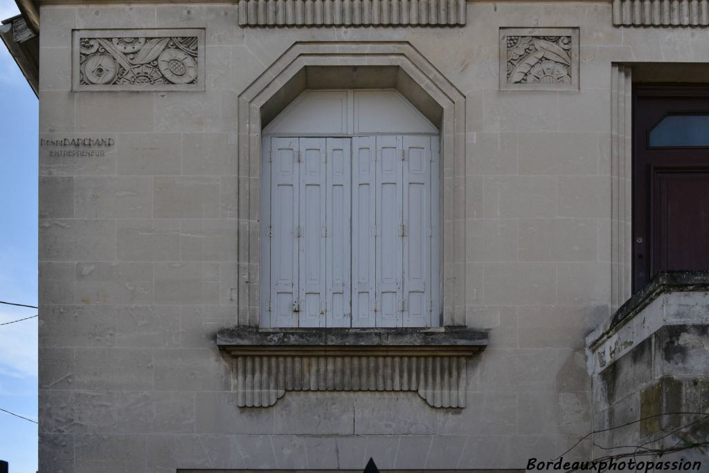 Les baies sont à pans coupés et la  corbeille sous la fenêtre est en bâtonnets.