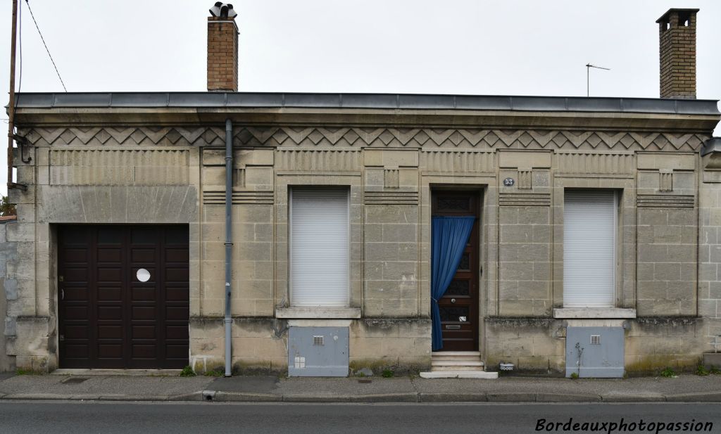 Longue échoppe double avec garage et décoration entièrement géométrique.