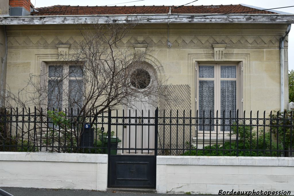 Échoppe double avec avant-toit et jardinet.