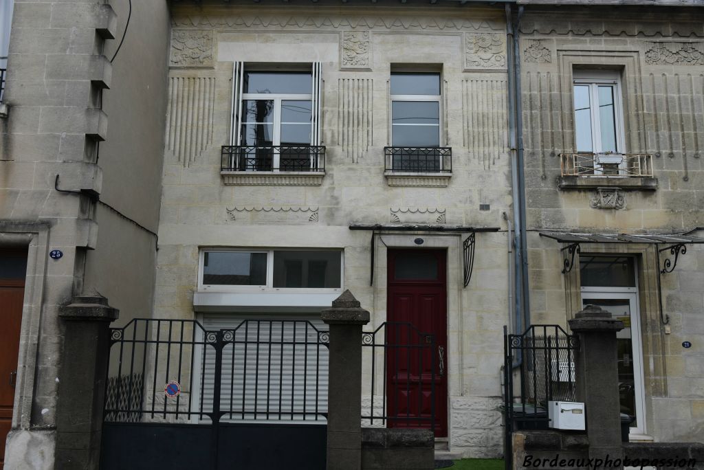Le cours d'Ornano à Mérignac commence par une série de maisons de style Art Déco, ici avec deux marquises.