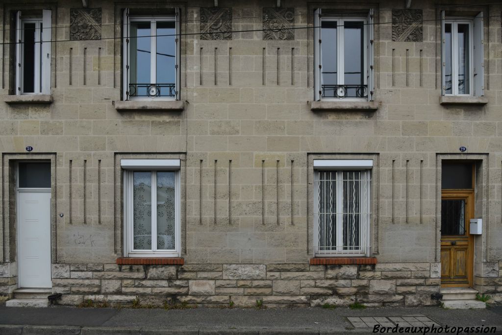 Deux bâtiments identiques avec cannelures rythmant la façade.