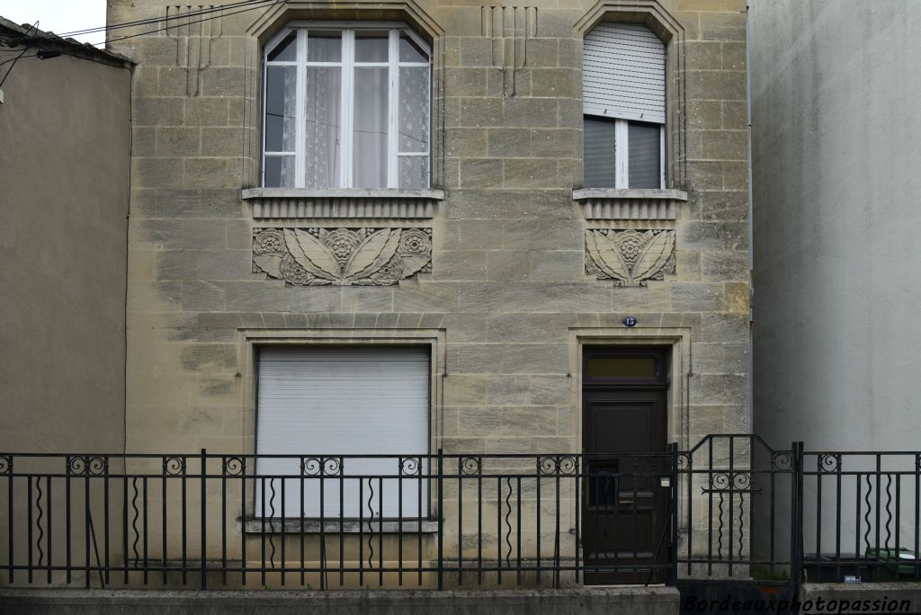 Fenêtres à pans coupés à l'étage. Feuillage très présent dans le méplat sous les fenêtres.